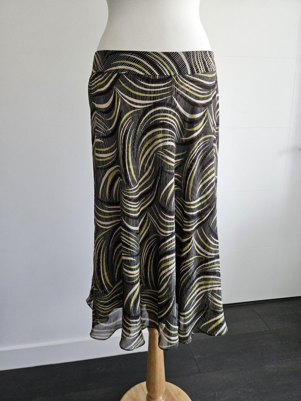Jones New York Y2K Midi Skirt in Black with Yellow Wave Pattern